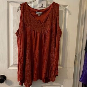 Lace Detailed Sharkbite Hem Flowing Tank Top